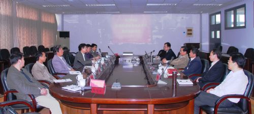 调研考察团认真听取安徽三联学院经验介绍。