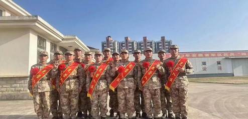 一群人站在建筑前 AI 生成的内容可能不正确。